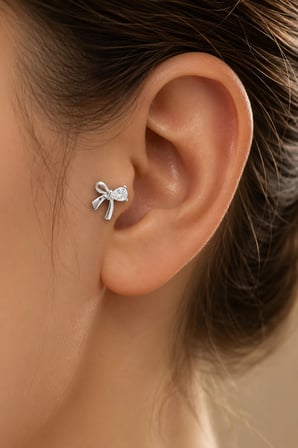 Sertifikalı 316L Çelik Damla Taşlı Asimetrik Fiyonk Figürlü Premium Gümüş Renk Tragus ve Helix Piercing