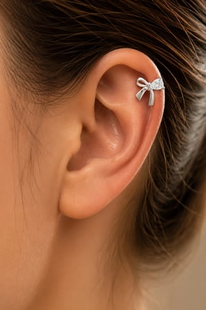 Sertifikalı 316L Çelik Damla Taşlı Asimetrik Fiyonk Figürlü Premium Gümüş Renk Tragus ve Helix Piercing
