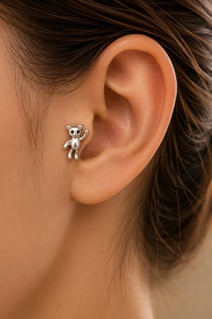 Sertifikalı 316L Çelik El Sallayan Ayıcık Figürlü Siyah Göz Detaylı Premium Gümüş Renk Tragus ve Helix Piercing
