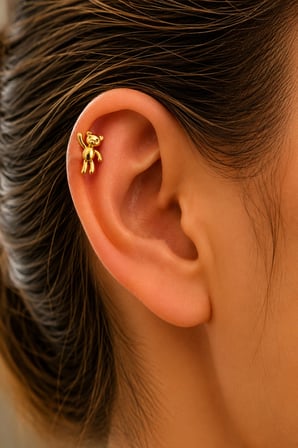 Sertifikalı 316L Çelik El Sallayan Ayıcık Figürlü Taşsız Premium Altın Kaplama Tragus ve Helix Piercing