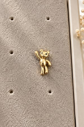 Sertifikalı 316L Çelik El Sallayan Ayıcık Figürlü Taşsız Premium Altın Kaplama Tragus ve Helix Piercing