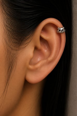 Sertifikalı 316L Çelik Siyah Göz Detaylı Kedi Yüzü Figürlü Premium Gümüş Renk Tragus ve Helix Piercing