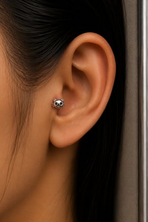 Sertifikalı 316L Çelik Siyah Göz Detaylı Kedi Yüzü Figürlü Premium Gümüş Renk Tragus ve Helix Piercing
