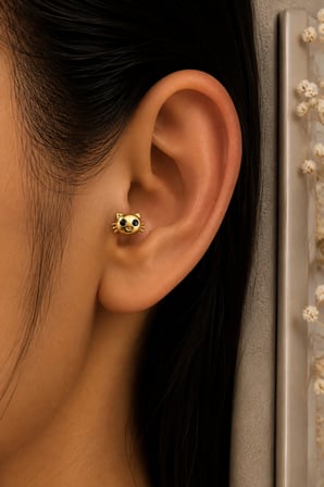 Sertifikalı 316L Çelik Siyah Gözlü Kedi Yüzü Figürlü Premium Altın Kaplama Tragus ve Helix Piercing