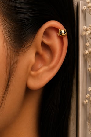 Sertifikalı 316L Çelik Siyah Gözlü Kedi Yüzü Figürlü Premium Altın Kaplama Tragus ve Helix Piercing