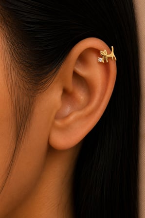 Sertifikalı 316L Çelik Tektaş ve Taşlı Göz Detaylı Kedi Figürlü Premium Gümüş Renk Tragus ve Helix Piercing
