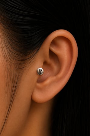 Sertifikalı 316L Çelik Gülen Yüz Smiley Figürlü Taşsız Premium Gümüş Renk Tragus ve Helix Piercing