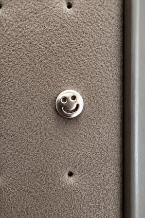 Sertifikalı 316L Çelik Gülen Yüz Smiley Figürlü Taşsız Premium Gümüş Renk Tragus ve Helix Piercing