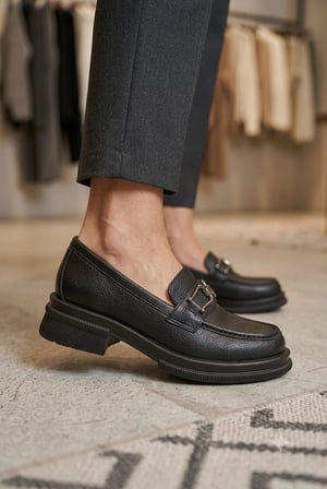 Siyah Gümüş Tokalı Kalın Tabanlı Kadın Loafer Ayakkabı - Okul Ayakkabısı