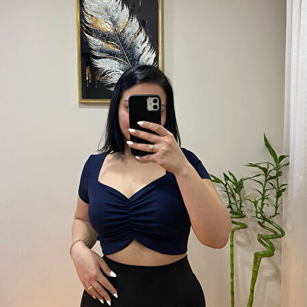Büzgü Detaylı Şık  Crop