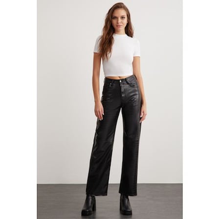 Beyaz Kadın Slim Fit Kısa Kollu Bluz ile Günlük Şıklık