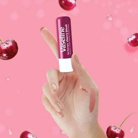 Dudak bakım kremi, 4.8 gram cherry blush aroması ile