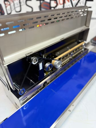 Sönmez Vakum Lavion Frp-810 Tarih Kodlamalı Bantlı Yapıştırma Makinesi