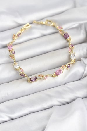 Pirinç Gold Renk Pembe ve Mor Zirkon Taşlı Çiçek Model Kadın Bileklik 5886