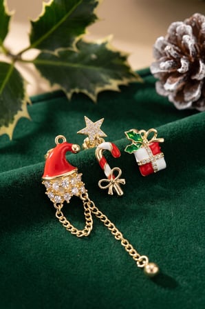 Gold Noel Baba Şapkalı Zirkon Taşlı Yılbaşı Küpe 5886