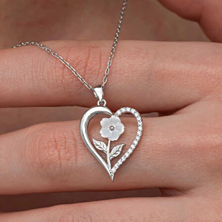 Supertrend Gümüş Kalpli Beyaz Gül Kadın Kolye