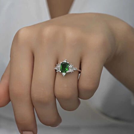 Supertrend Gümüş Yeşil Baget Taşlı Kadın Yüzük