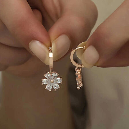 Supertrend Gümüş Beyaz Çiçek Kadın Küpe