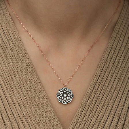 Supertrend Gümüş Çiçek Desenli Elmas Montür Kolye