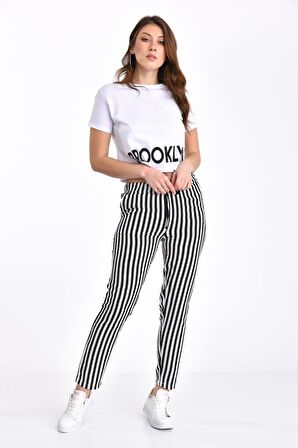 Brooklyn Baskılı Beyaz Tişört ve Çizgili Siyah Pantolonlu Takım
