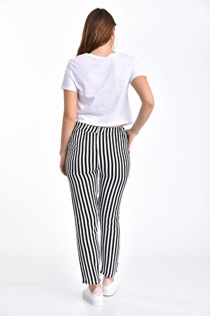 Brooklyn Baskılı Beyaz Tişört ve Çizgili Siyah Pantolonlu Takım