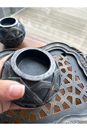 Siyah üzeri gold eskitme tepsi ve top mumluklar, 3 parça dekoratif tepsi