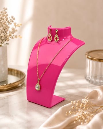 Kolye Standı Akrilik Koyu Pembe 14x21 cm.