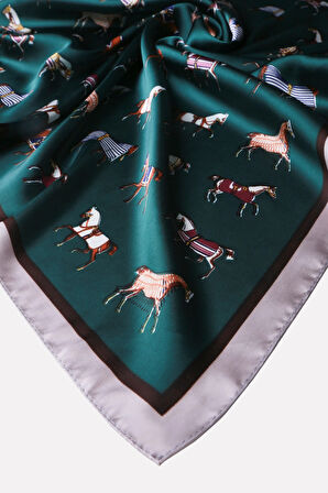 At Desenli Fular ve Mor Nar Broş Hediye Seti