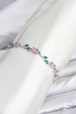 Pirinç Gümüş Renk Pembe Zirkon Taşlı Çiçek Model Kadın Bileklik