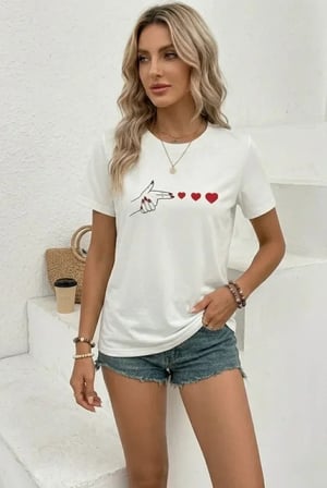 USLUCAN ALIŞVERİŞ Minimal Kalp İşaret Baskılı Tişört Kısa Kol Yazlık T-Shirt - Beyaz