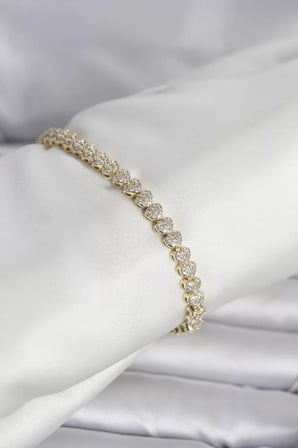 Pirinç Gold Renk Kalp Model Sıralı Zirkon Taşlı Kadın Bileklik - TJ-BB8423