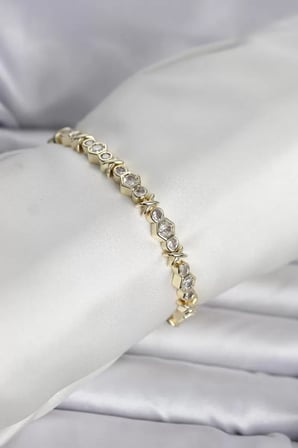 Pirinç Gold Renk Petek Model Zirkon Taşlı Kadın Bileklik - TJ-BB8429