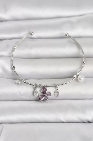 Pirinç Gümüş Renk Mor Kelebek Detaylı Charmlı Kadın Bileklik TJ-BB8485