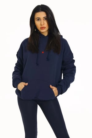 Kore Model Yıldız Baskılı Kanguru Cepli Kadın Sweat Lacivert