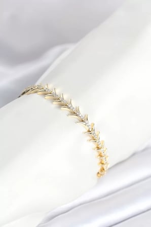 Pirinç Gold Renk Balık Sırtı Model Zirkon Taşlı Kadın Bileklik - TJ-BB8027