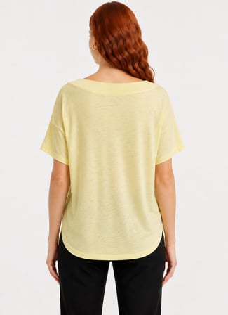 Kadın Rahat Kesim Sarı Yarım Balıkçı Yaka T-Shirt