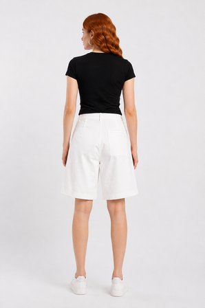 Kadın Beyaz Pamuklu Bermuda Şort Pantolon