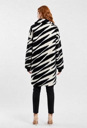 Zebra Desenli Kadın Peluş Kaban