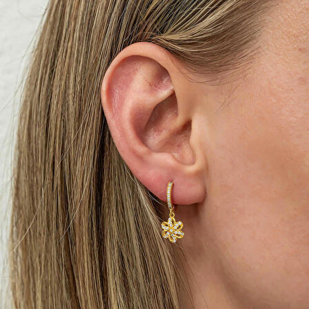 STİLLOVE ​Gümüş Sallantılı Gold Çiçek Kadın Küpe