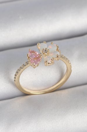 Pirinç Gold Renk Beyaz Mineli Pembe Zirkon Taşlı Çiçek Model Kadın Yüzük