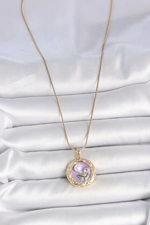 316L Çelik Gold Renk Zincir Mor Çiçek İşlemeli İnci Detay Potre Model Kadın Kolye