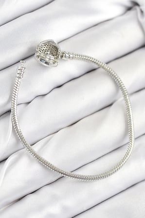 Pirinç Charm Zirkon Taşlı Kalp Model Gümüş Renk Kadın Bileklik