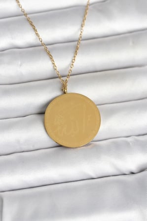316LÇelikGoldRenkAyetelKürsiveAllahYazılıKolye