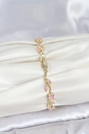 Pirinç Gold Renk Pembe Zirkon Taşlı Çiçek Model Kadın Bileklik