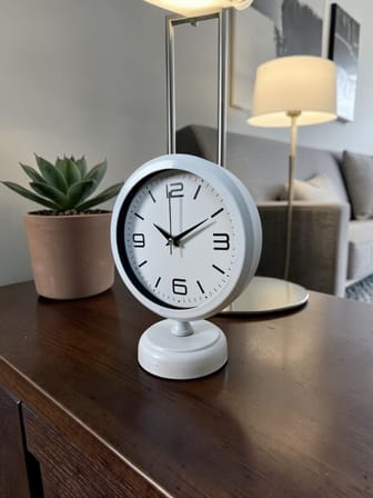 Premium Beyaz 25 x 20 Cm Metal Masa Saati