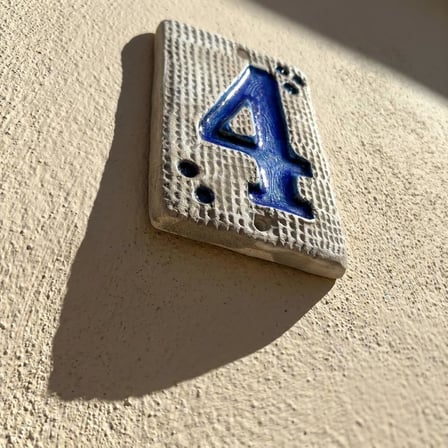 Eritme Cam Detaylı Seramik 4 Kapı Numarası Ege Mavisi Taş Doku Kapı Önü Aksesuar
