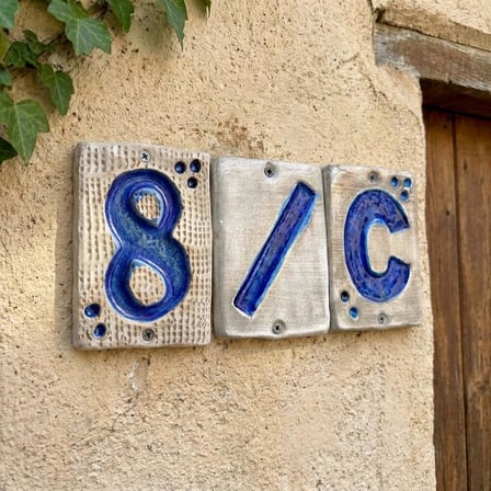 Eritme Cam Detaylı Seramik 8 Kapı Numarası Ege Mavisi Taş Doku Kapı Önü Aksesuar