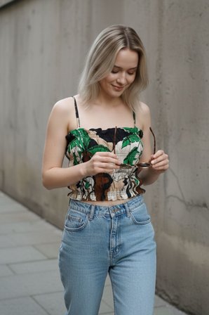 Kadın Siyah Çiçek-Tropikal Desenli Askılı Büzgülü Crop Bluz - Kombin Parçası - Kadın Crop Bluz