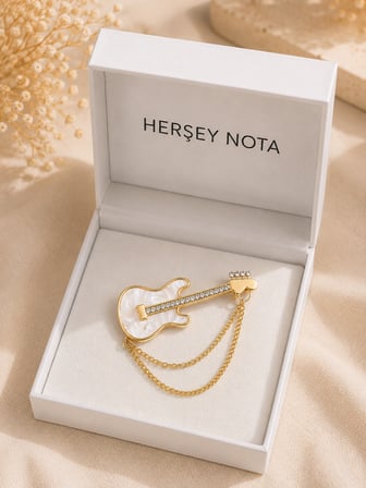 Gold Renk Gitar Broş Çift Zincirli Unisex Müzisyen Hediyelik Yaka Aksesuarı