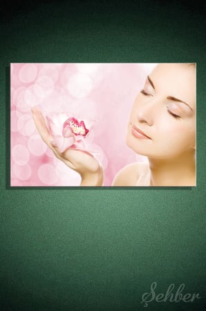 Yatay Kanvas Tablo Tekli Kuaför Güzellik Salonu SPA Pembe Orkide Tutan Kadın Portre 2784